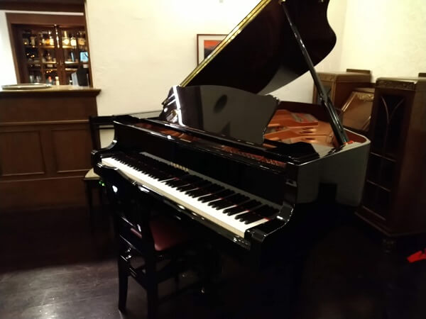 山のホテルのラウンジのピアノ