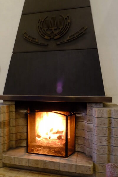 山のホテルの大きな暖炉
