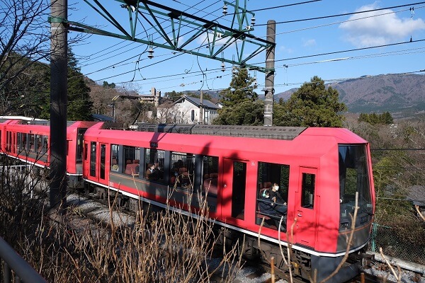 箱根登山バス鉄道が湯本方面に走ってゆく