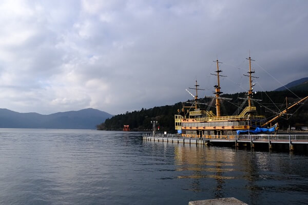 芦ノ湖と箱根海賊船