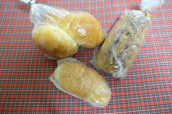 ブーランジェリー箱根坂のパン.上からバターロール3個入り、フィグノア、塩パン