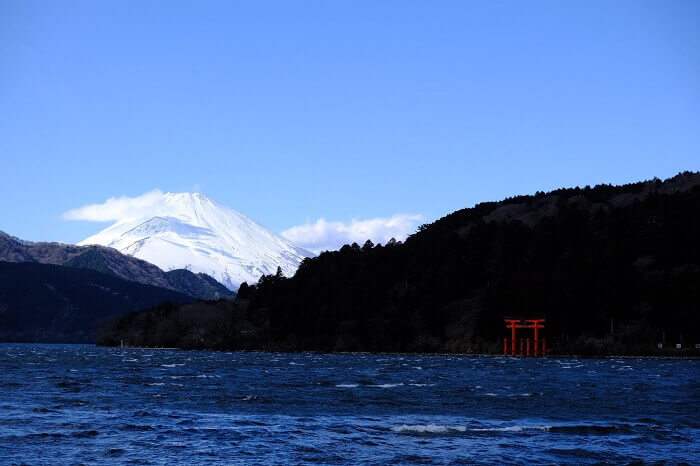 晴れた日の芦ノ湖と富士山